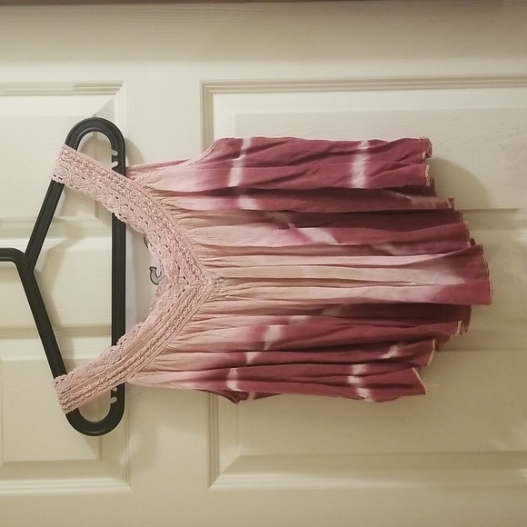 💥3 for $10💥 Forever 21 Pink Tie Dye Style Flowy Crop Top with Crochet V-Neck - Picture 3 of 8